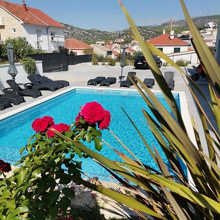 Villa Barbara & Zoran With Heated Swimming Pool เซเกต วรันยีชา ภายนอก รูปภาพ