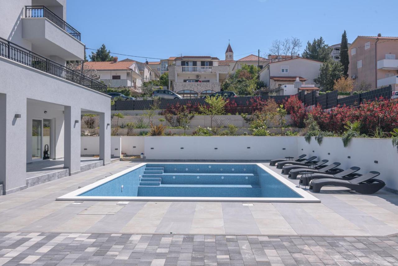 Villa Barbara & Zoran With Heated Swimming Pool เซเกต วรันยีชา ภายนอก รูปภาพ