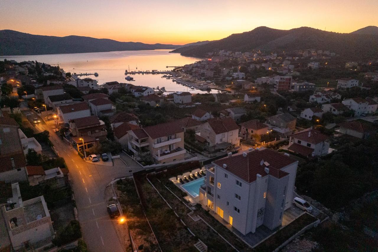 Villa Barbara & Zoran With Heated Swimming Pool เซเกต วรันยีชา ภายนอก รูปภาพ