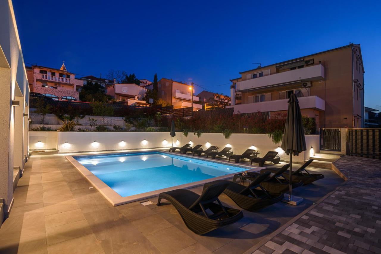 Villa Barbara & Zoran With Heated Swimming Pool เซเกต วรันยีชา ภายนอก รูปภาพ