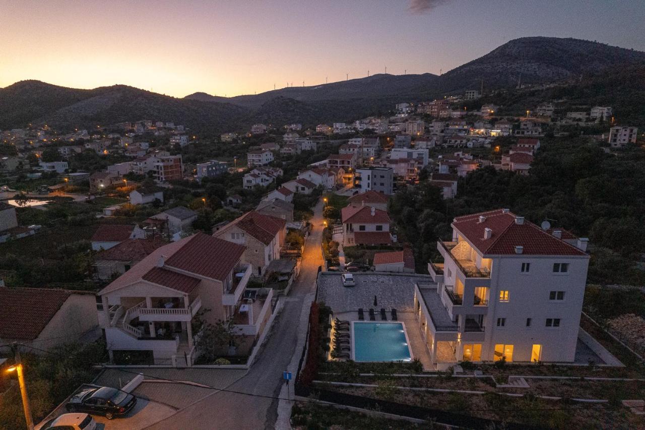 Villa Barbara & Zoran With Heated Swimming Pool เซเกต วรันยีชา ภายนอก รูปภาพ