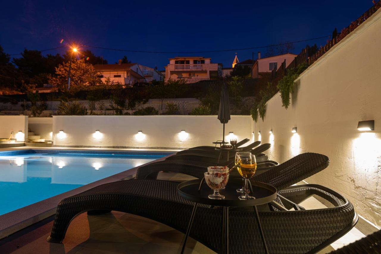 Villa Barbara & Zoran With Heated Swimming Pool เซเกต วรันยีชา ภายนอก รูปภาพ