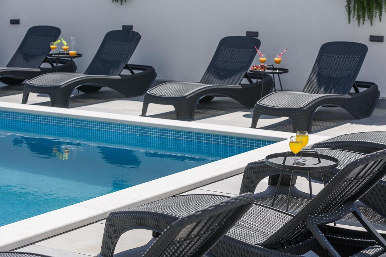 Villa Barbara & Zoran With Heated Swimming Pool เซเกต วรันยีชา ภายนอก รูปภาพ
