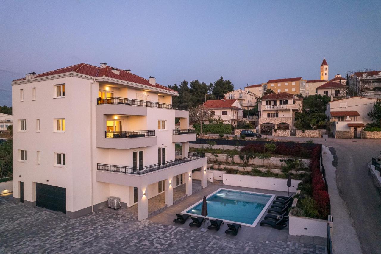 Villa Barbara & Zoran With Heated Swimming Pool เซเกต วรันยีชา ภายนอก รูปภาพ