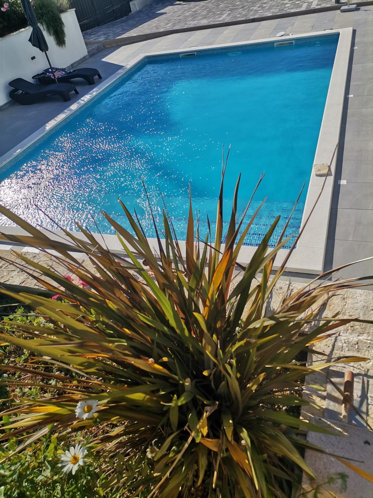 Villa Barbara & Zoran With Heated Swimming Pool เซเกต วรันยีชา ภายนอก รูปภาพ