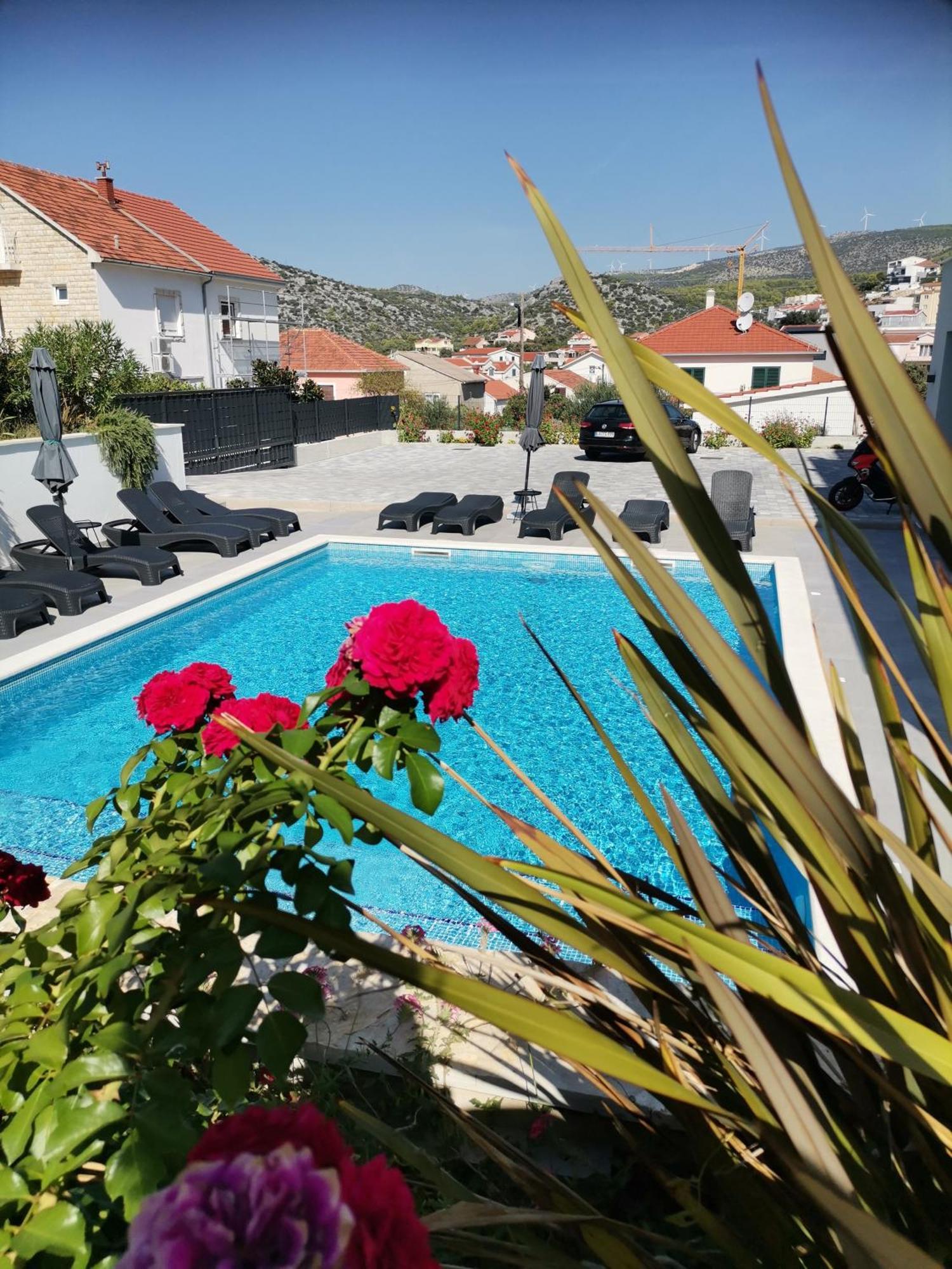 Villa Barbara & Zoran With Heated Swimming Pool เซเกต วรันยีชา ภายนอก รูปภาพ