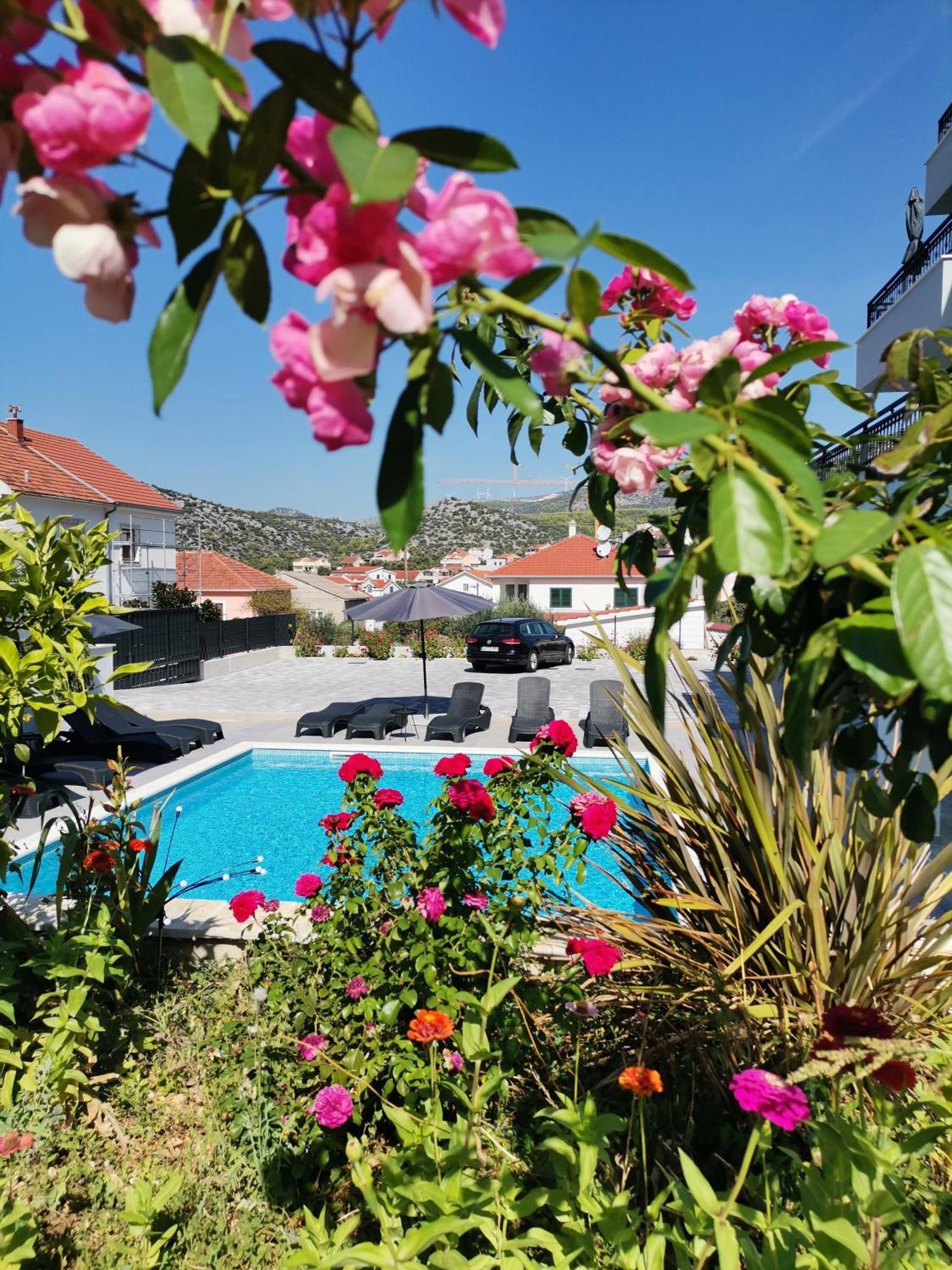 Villa Barbara & Zoran With Heated Swimming Pool เซเกต วรันยีชา ภายนอก รูปภาพ