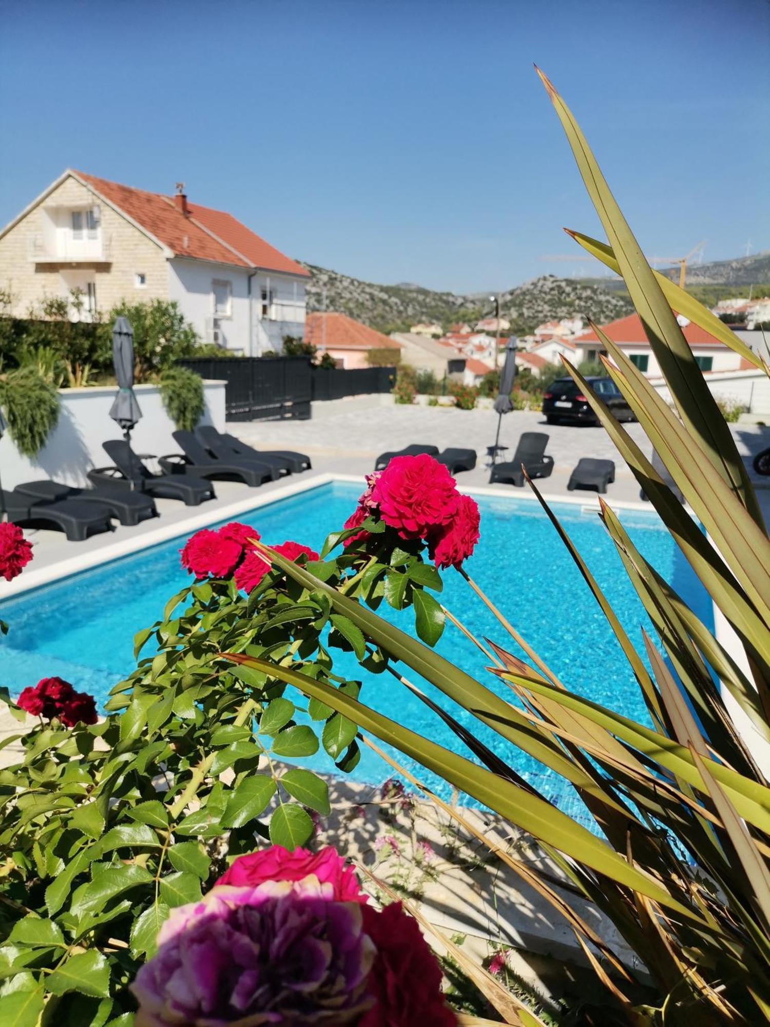 Villa Barbara & Zoran With Heated Swimming Pool เซเกต วรันยีชา ภายนอก รูปภาพ