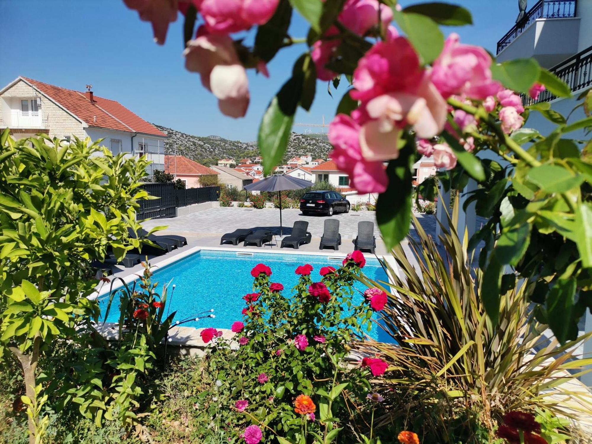 Villa Barbara & Zoran With Heated Swimming Pool เซเกต วรันยีชา ภายนอก รูปภาพ